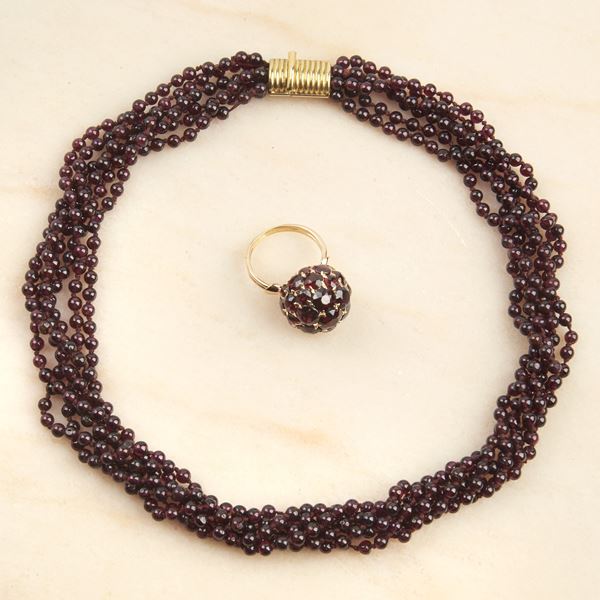 



DEMI-PARURE IN GRANATI E ORO GIALLO 18KT