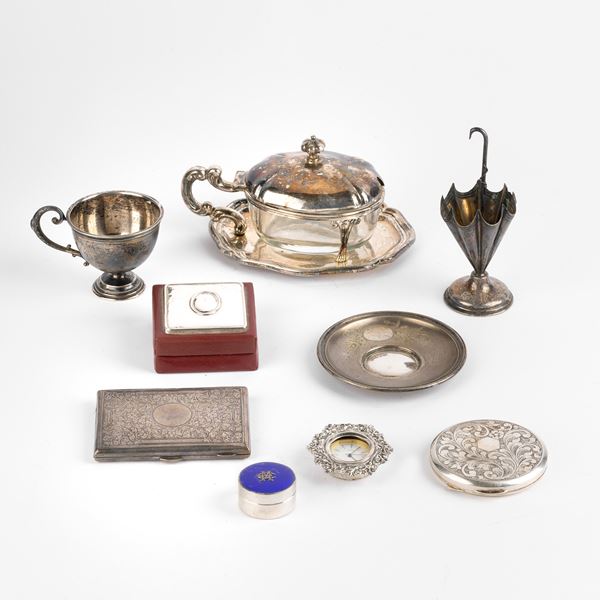 



FORMAGGIERA , PORTASTECCHINI, TAZZA CON PIATTINO E PORTAPILLOLE