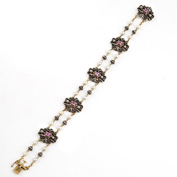 



BRACCIALE IN ORO GIALLO 18KT ,ARGENTO , DIAMANTI, PERLE E PIETRE