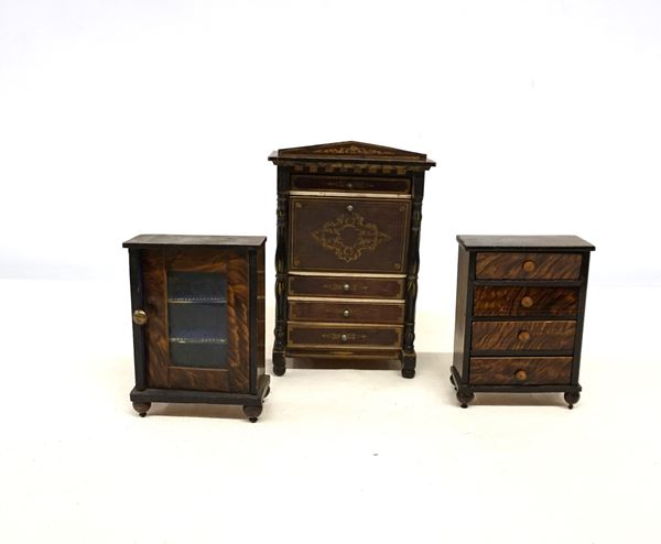 



Tre modellini di mobili da bambole, sec. XIX  - Asta Arredi, mobili e oggetti d'arte - Poggio Bracciolini Casa d'Aste