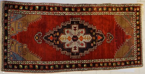 



Tappeto caucasico Shirwan  - Asta Arredi, mobili e oggetti d'arte - Poggio Bracciolini Casa d'Aste