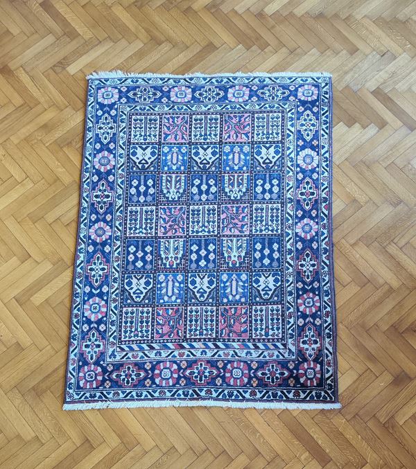 



Tappeto persiano, sec. XX  - Asta Arredi, mobili e oggetti d'arte - Poggio Bracciolini Casa d'Aste