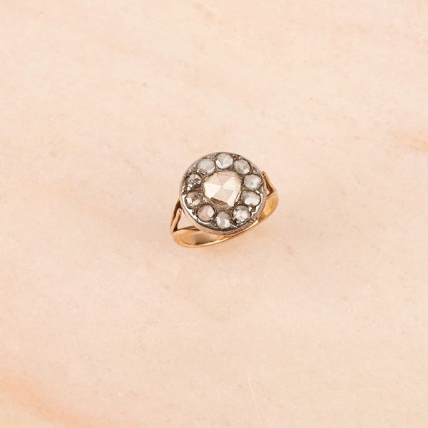 



ANELLO IN ORO A BASSO TITOLO E DIAMANTI
