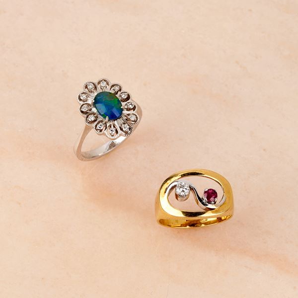 



ANELLO IN ORO GIALLO 18KT, DIAMANTI E OPALE