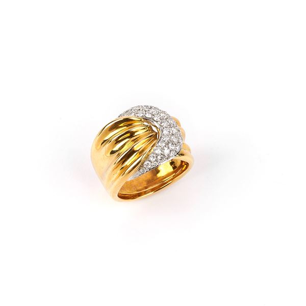 



ANELLO IN ORO GIALLO E DIAMANTI