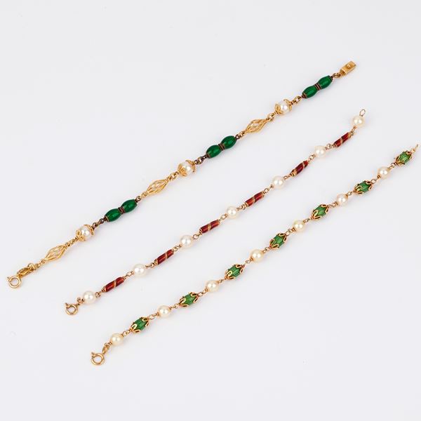 



TRE BRACCIALI, SMALTI E PERLE IN ORO 18KT