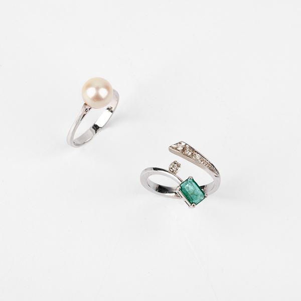 



ANELLO CONTRARIE' IN ORO BIANCO 18 KT, DIAMANTI E SMERALDO