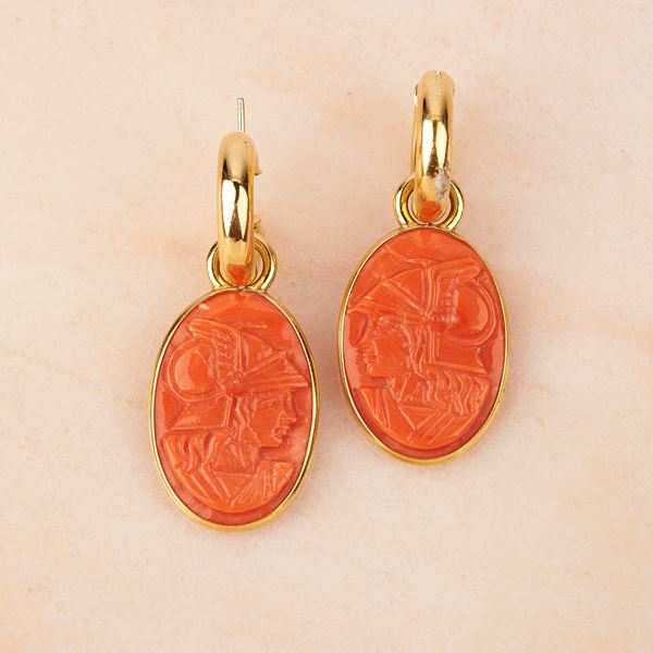 



PAIO DI ORECCHINI IN ORO GIALLO 18KT IN CORALLO CAMMEO