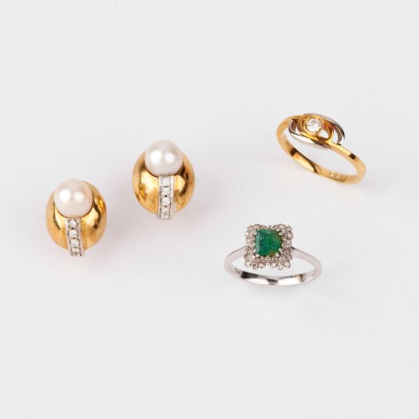 



DUE ANELLI IN ORO BIANCO E ORO GIALLO 18 KT, DIAMANTI E SMERALDO