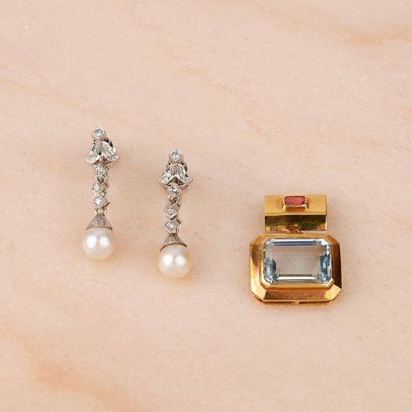 



PAIO DI ORECCHINI PENDENTI IN ORO BIANCO 18 KT, DIAMANTI E PERLE 