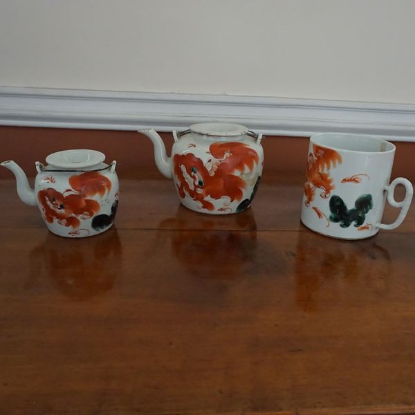 



Tankard e due teiere, Cina, sec. XIX  - Asta Arredi, mobili e oggetti d'arte - Poggio Bracciolini Casa d'Aste