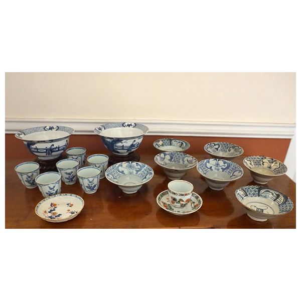 Coppia di coppe circolari, tazzina con piattino, sei chicchere, sette ciotoline e un piattino, Cina, sec. XIX