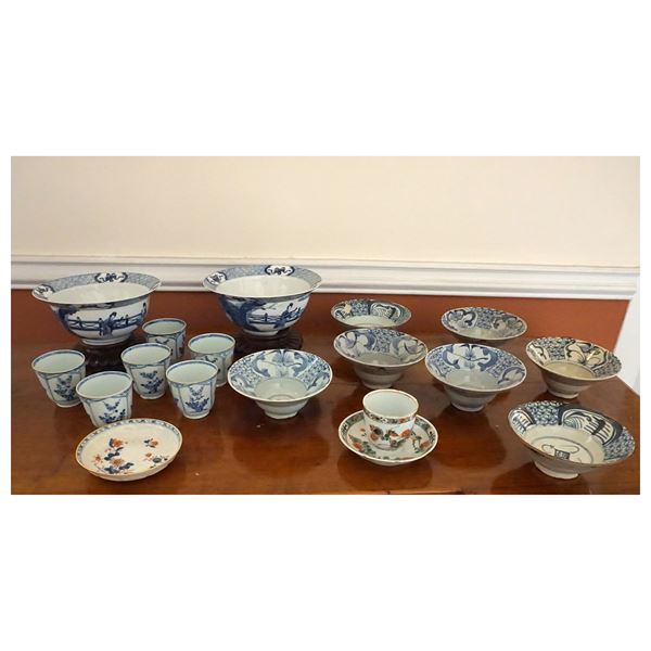 Coppia di coppe circolari, tazzina con piattino, sei chicchere, sette ciotoline e un piattino, Cina, sec. XIX  - Asta Arredi, mobili e oggetti d'arte - Poggio Bracciolini Casa d'Aste