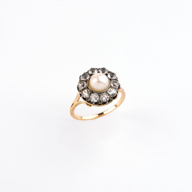 Anello in oro giallo 18 kt, argento, con diamanti e perla centrale