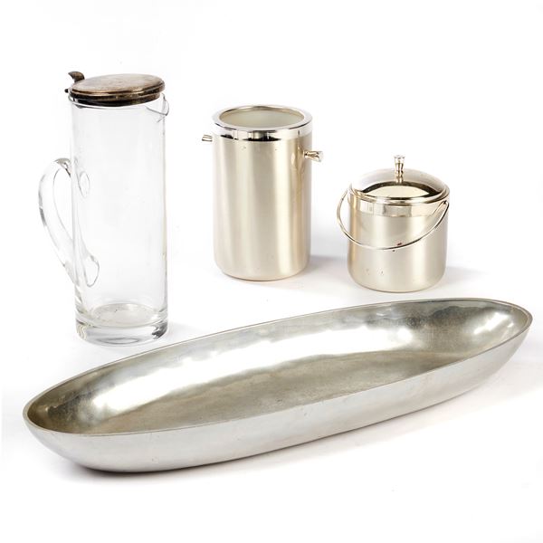



Porta ghiaccio, porta bottiglie, caraffa e vasca centrotavola, sec. XX  - Asta Eleganza a tavola: porcellane, argenti e complementi da arredo - Poggio Bracciolini Casa d'Aste