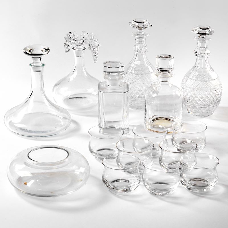 Quattro bottiglie da liquore, due decanter, una bowl e otto bicchieri, sec. XX