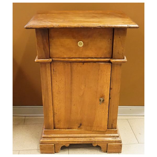 



Comodino, in stile Settecento