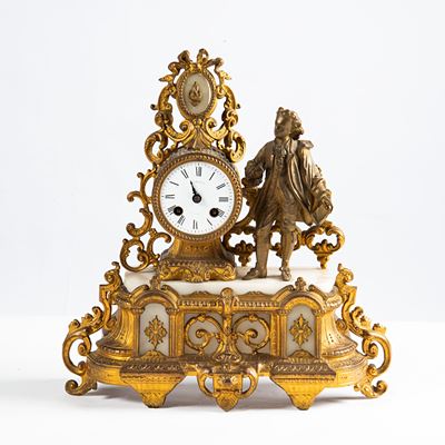 Orologio da tavolo, antimonio dorato e onice con scultura di Gentiluomo