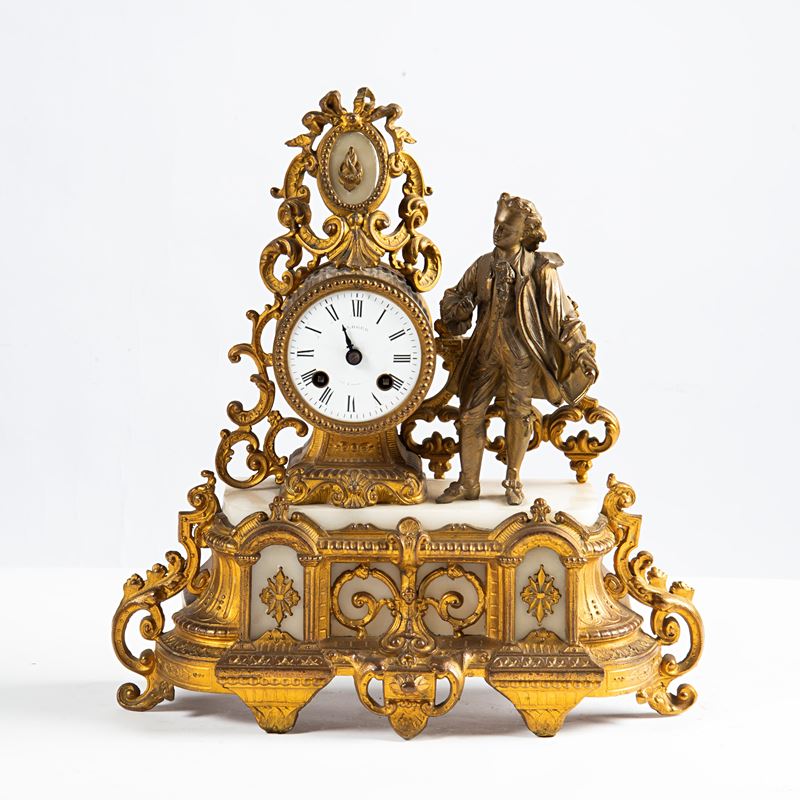 Orologio da tavolo, antimonio dorato e onice con scultura di Gentiluomo