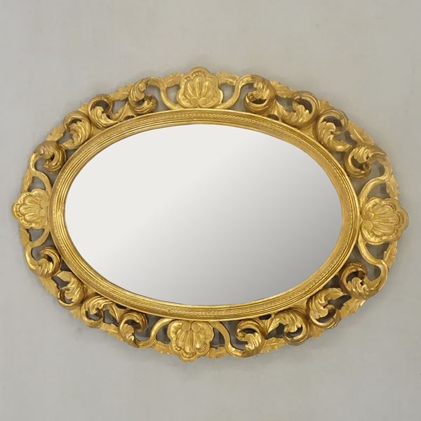 



Specchiera ovale, in stile Settecento