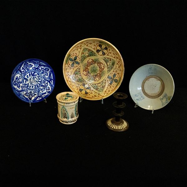



Tre piatti e piccolo vaso, sec. XIX e XX 
