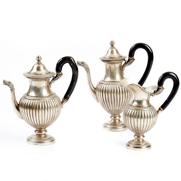 



Due caffettiere e una lattiera, sec. XX  - Asta Eleganza a tavola: porcellane, argenti e complementi da arredo - Poggio Bracciolini Casa d'Aste