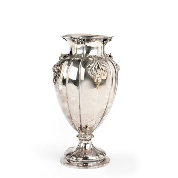 



Vaso portafiori, sec. XX  - Asta Eleganza a tavola: porcellane, argenti e complementi da arredo - Poggio Bracciolini Casa d'Aste