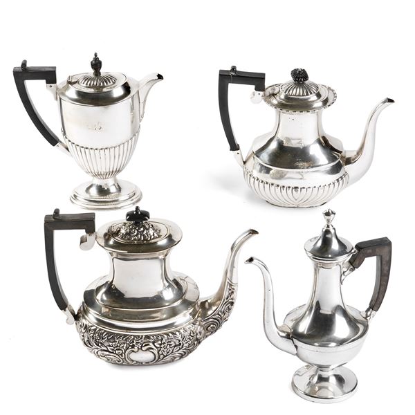 



DUE TEIERE E DUE CAFFETTIERE SEC. XX  - Asta Gioielli, argenti, penne, numismatica e vintage - Poggio Bracciolini Casa d'Aste