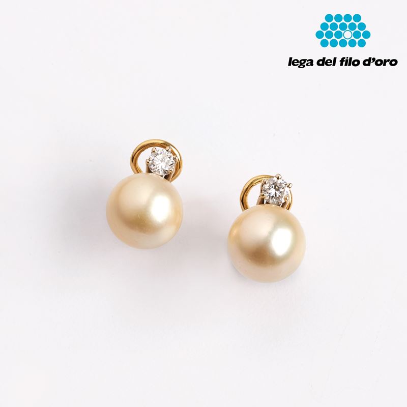 Paio di Orecchini in Oro Giallo 18kt Diamanti e Perle
