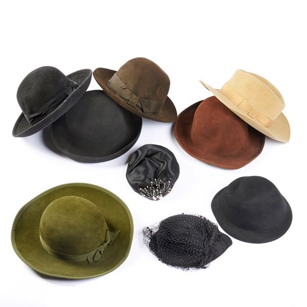 



SETTE CAPPELLI E DUE FASCINATOR