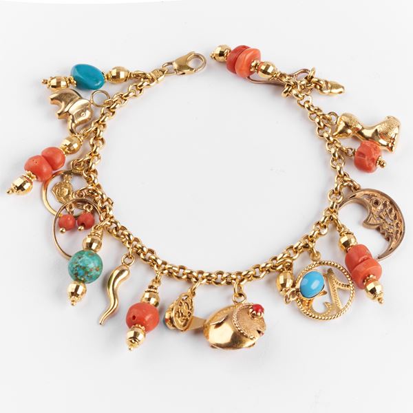 



BRACCIALE,&nbsp; IN ORO BASSO TITOLO CON CHARMS