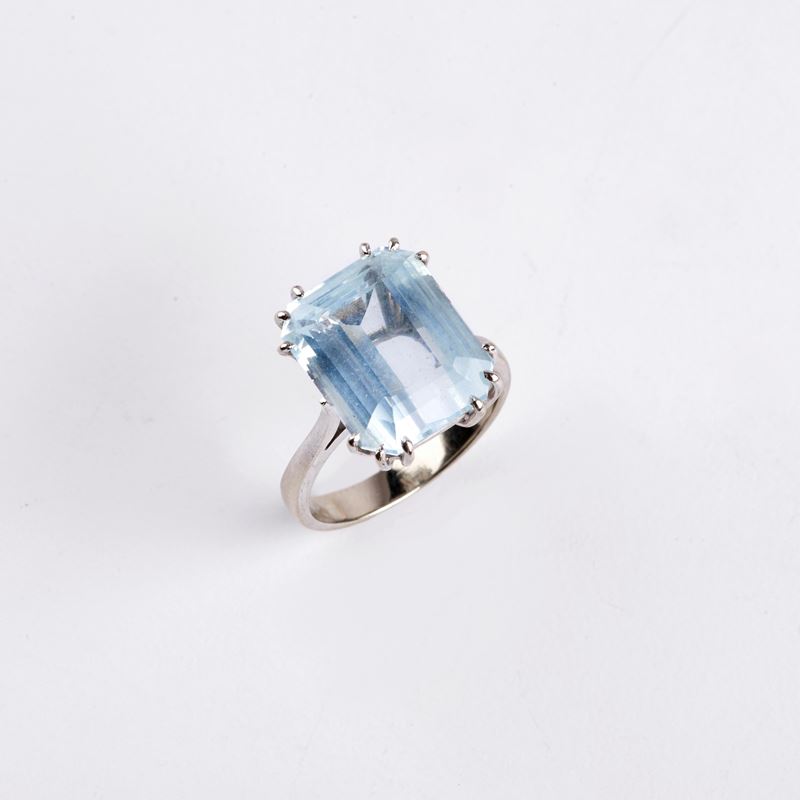 Anello in Oro Bianco 18kt e Acquamarina