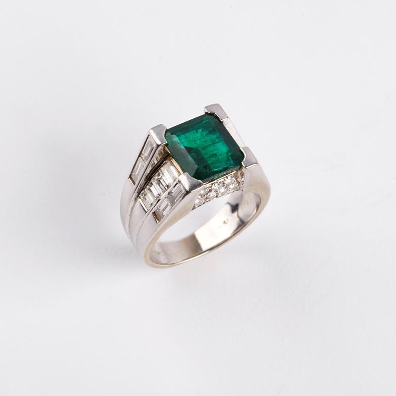 Anello in Oro Bianco 18kt, Diamanti e Smeraldo
