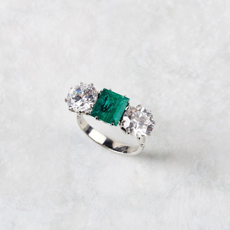 Anello in Oro Bianco 18kt, Smeraldo e Pietre Bianche