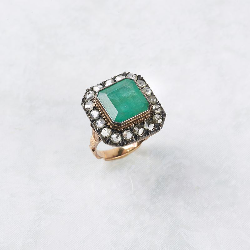 ANELLO IN ORO GIALLO 18KT, ARGENTO, DIAMANTI E SMERALDO
