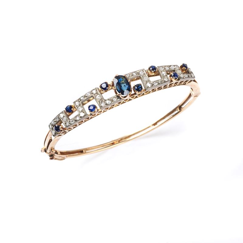 BRACCIALE RIGIDO IN ORO GIALLO 18KT, ARGENTO, DIAMANTI E ZAFFIRI