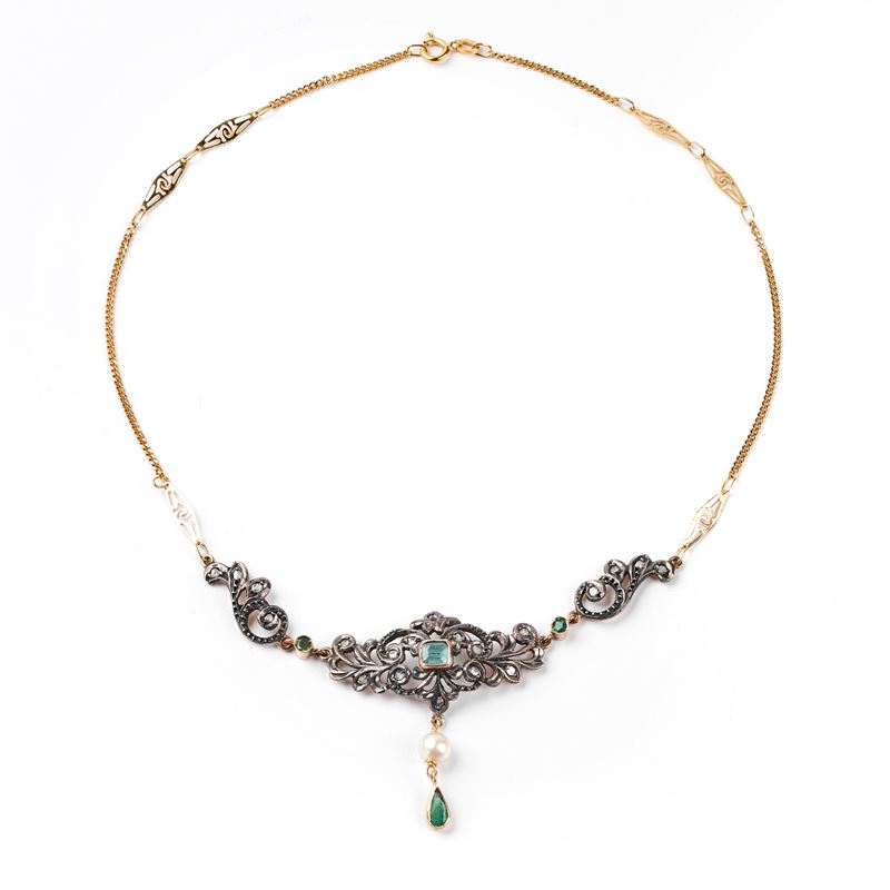 GIROCOLLO IN ORO GIALLO 18KT, ARGENTO DIAMANTI, SMERALDI E PERLE
