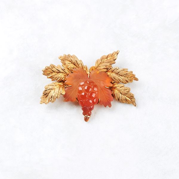 



SPILLA IN ORO GIALLO 18KT E CORNIOLA
