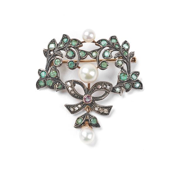 



SPILLA IN ORO GIALLO 18KT, ARGENTO, PERLE, DIAMANTI , SMERALDI E RUBINI