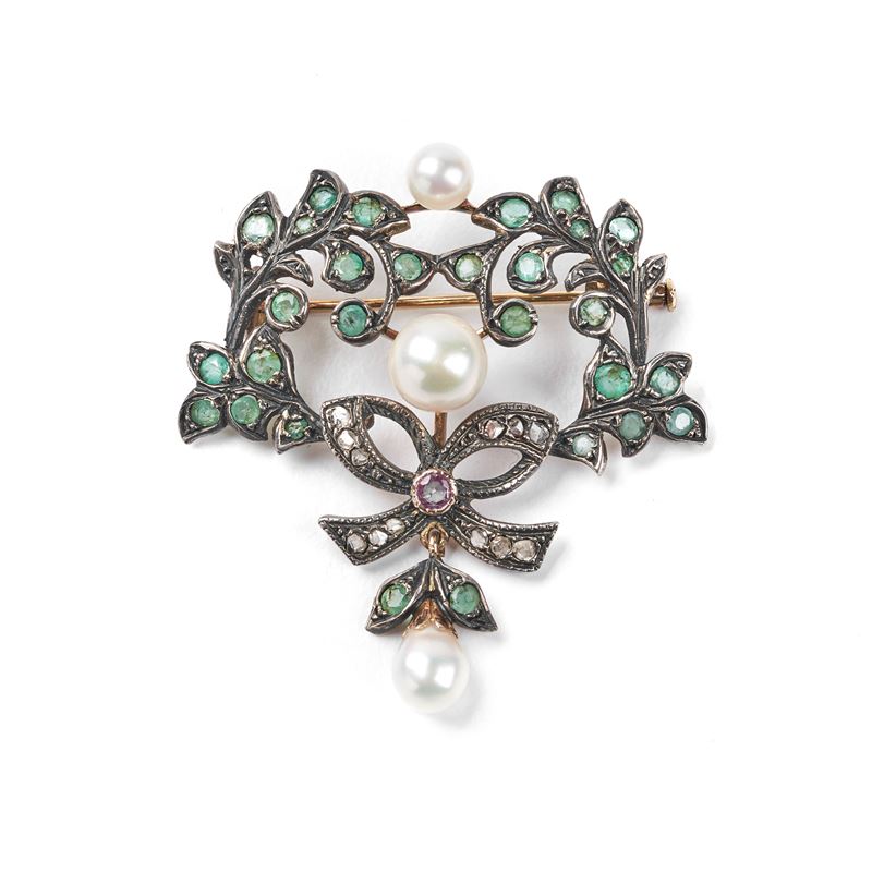 SPILLA IN ORO GIALLO 18KT, ARGENTO, PERLE, DIAMANTI , SMERALDI E RUBINI