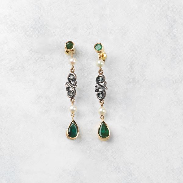 



PAIO DI ORECCHINI PENDENTI IN ORO 18KT, ARGENTO, SMERALDI E DIAMANTI