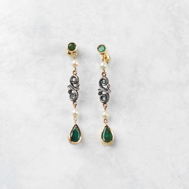 PAIO DI ORECCHINI PENDENTI IN ORO 18KT, ARGENTO, SMERALDI E DIAMANTI