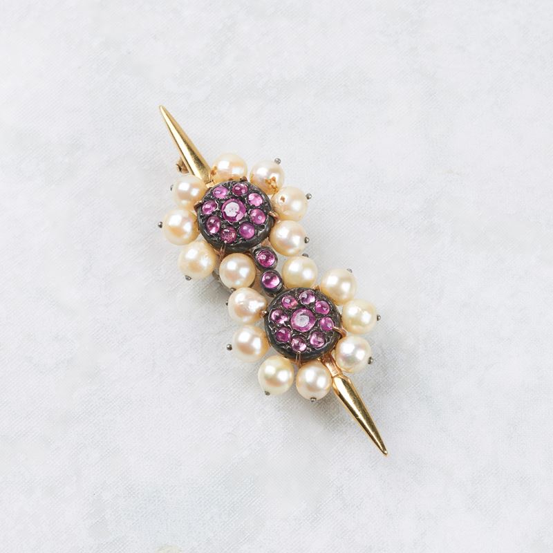 SPILLA IN ORO GIALLO 18KT, ARGENTO, PERLE E RUBINI