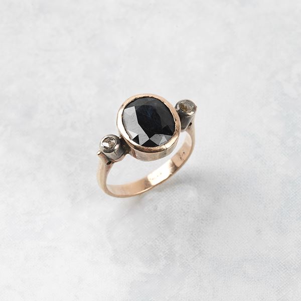 



ANELLO IN ORO A BASSO TITOLO , DIAMANTI E ZAFFIRO