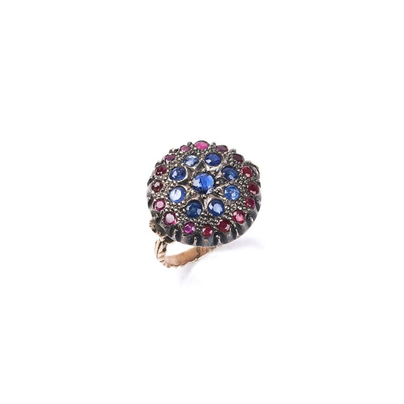 ANELLO IN ORO GIALLO 18KT, ARGENTO, ZAFFIRI E RUBINI