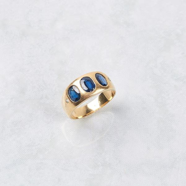 



ANELLO IN ORO GIALLO 18KT, ZAFFIRI E DIAMANTI