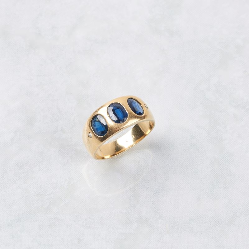 ANELLO IN ORO GIALLO 18KT, ZAFFIRI E DIAMANTI