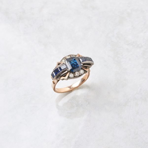



ANELLO IN ORO A BASSO TITOLO, ARGENTO, DIAMANTI E ZAFFIRI