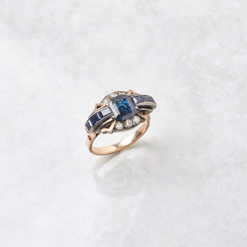 ANELLO IN ORO A BASSO TITOLO, ARGENTO, DIAMANTI E ZAFFIRI