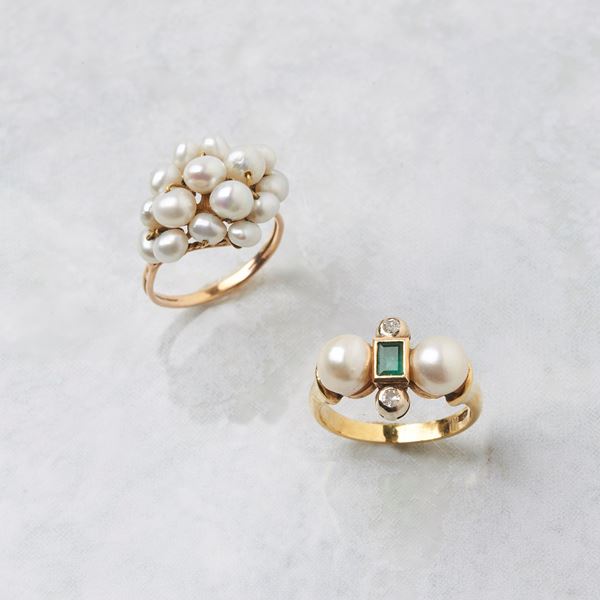 



ANELLO IN ORO GIALLO 18KT, DIAMANTI, SMERALDO E PERLE